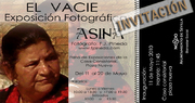 Invitación a exposición fotográfica sobre El Vacie con retrato de mujer y diseño horizontal negro.