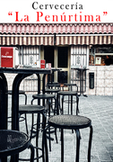 Fachada de Cervecería La Penúltima con mesas y sillas de terraza en blanco y negro.
