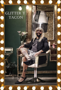 Cartel teatral Glitter y Tacón con personaje sentado frente a espejo de camerino iluminado.