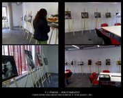 Exposición fotográfica de F. J. Pineda en Ciber centro Macarena tres huertas  sala de reuniones con sillas rojas y obras sobre caballetes.