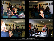 Público asistiendo a una exposición fotográfica de F. J. Pineda en Centro cívico la Buhaira, una sala con fotografías colgadas en las paredes.
