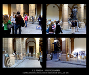 Visitantes recorriendo una exposición fotográfica de F. J. Pineda en Facultad de Derecho de Sevilla una sala porticada con columnas.