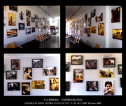 Exposición fotográfica de F. J. Pineda Teatro Atalaya T.N.T con fotografías sobre caballetes en una sala cultural.