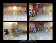 Exposición fotográfica de F. J. Pineda en Hogar Virgen de los Reyes sala de paredes cálidas con fotografías expuestas sobre taburetes.