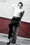 Eva posa en blanco y negro sobre una terraza, con camisa blanca y pantalón negro.