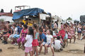 Niños y familias reunidos en una barriada durante una actividad teatral del proyecto Caravan.