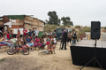 Escenario móvil de la compañía italiana Caravan instalado en un espacio urbano con público alrededor.