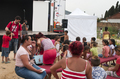 Actuación teatral de Caravan en un escenario móvil ante un grupo de niños y familias.