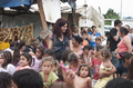 Multitud infantil reunida durante una intervención teatral y comunitaria de la compañía Caravan.