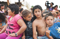 Niños y adolescentes miran a cámara entre el público de una actividad de Caravan.