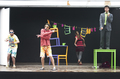 Actores y niños participan juntos en una escena teatral del proyecto Caravan.