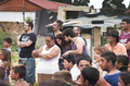 Público de barrio observa una actuación callejera del proyecto cultural Caravan.