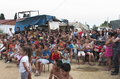 Gran grupo de niños y familias reunidos frente al escenario móvil de Caravan.