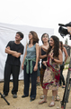 Grupo de participantes y artistas reunidos al aire libre durante una jornada de Caravan.