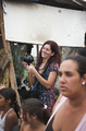 Dos actrices interpretan una escena teatral junto al decorado del escenario móvil.