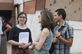 Tres personas posan junto a una integrante de Caravan durante una jornada cultural comunitaria.