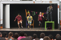 Escenario móvil de Caravan con varios actores actuando ante el público infantil.