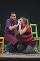 Dos actores sentados en escena interpretan un momento íntimo de una obra teatral de Caravan.