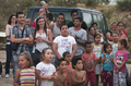 Grupo de niños y adultos posa durante una jornada cultural del proyecto Caravan.