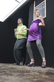 Dos actrices interpretan una escena teatral junto al decorado del escenario móvil.