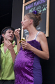 Actriz con vestido morado habla en escena junto a otro intérprete del proyecto Caravan