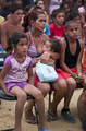 Niños sentados observan atentos una representación teatral de la compañía italiana Caravan.