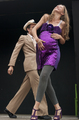 Pareja de actores baila durante una escena teatral del proyecto Caravan.