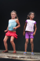 Dos niñas actúan sobre el escenario durante una actividad teatral de la compañía italiana Caravan.