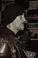Hombre con gorro y chaleco motero fotografiado de perfil en un ambiente nocturno.