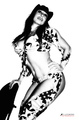 Figura femenina de estética pin-up en blanco y negro dentro de la serie Motos y tatuajes.