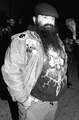 Hombre motero con barba grande