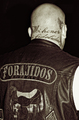 Hombre de espaldas con chaleco motero Forajidos y emblema de calavera.