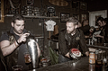 Dos hombres sentados en un bar durante una noche de ambiente motero.