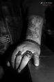 Primer plano de una mano tatuada en una imagen oscura de la serie Motos y tatuajes.