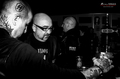 Hombres reunidos alrededor de una mesa en un bar de estética motera.