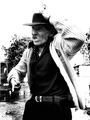 Hombre con sombrero fotografiado en blanco y negro dentro del asentamiento de El Vacie.