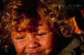 Primer plano de un niño llorando en una imagen documental de la serie Asina.