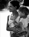 Mujer con un niño en brazos retratada en blanco y negro en la serie Asina.