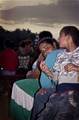 Mujeres y niños reunidos en una escena familiar de ambiente íntimo en El Vacie.