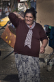 Mujer sonriente posando en una calle del asentamiento chabolista de El Vacie.