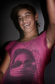 Retrato de una joven sonriendo con camiseta rosa en una escena nocturna de El Vacie.