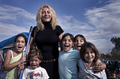 Grupo de niños y mujeres sonriendo en una escena comunitaria del proyecto Asina en El Vacie.