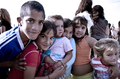 Grupo de niños y un joven posan sonrientes en una escena cotidiana de El Vacie.