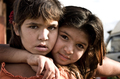 Dos niñas abrazadas miran a cámara en un retrato documental de la serie Asina.