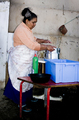 Mujer realizando tareas domésticas en el interior de una vivienda precaria de El Vacie.