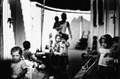 Escena interior en blanco y negro con varias personas dentro de una vivienda de El Vacie.