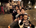 Grupo de niños sonrientes posando juntos en una fotografía documental de El Vacie.