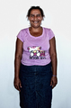 Mujer de pie posando sobre fondo claro en una fotografía documental de El Vacie.