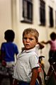Dos niños en una calle del asentamiento chabolista de El Vacie.