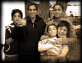 Familia posando junta en una fotografía de tono sepia de la serie Asina.